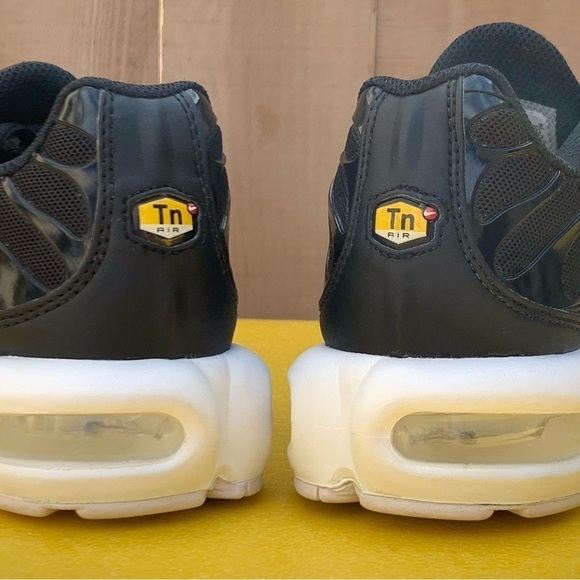 Nike AIR MAX PLUS Women's Running Shoes BLACK WHITE DM2362-001 Size 9 Men's 7.5 - Picture 13 of 16